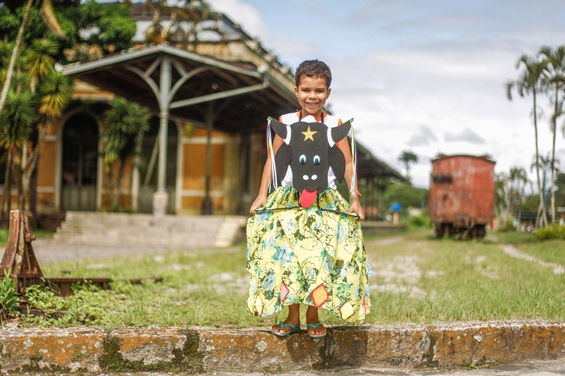 Em Antonina, carnaval é coisa de família: Em uma cidade movida à alegria, pode até acontecer de uma geração tentar pular a tradição, mas escapar de brincar o carnaval pela vida toda nem sempre é possível a um antoninense. Na casa de Ângela Maria Barreto Barbosa, 56 anos, os filhos nunca foram muito interessados pela festa, mas o único neto, Davi Miguel Barreto (foto), 6 anos, ensaia seguir os passos da avó e levará a mãe para a folia. Não tem como deixar sozinho, vou sair junto, conta a mãe, Vanessa Barreto | Daniel Castellano/Gazeta do Povo