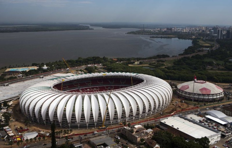 Estádio Beira-Rio está pronto, mas polêmica das estruturas temporárias tumultua a preparação de Porto Alegre para a Copa | Edison Vara / Reuters
