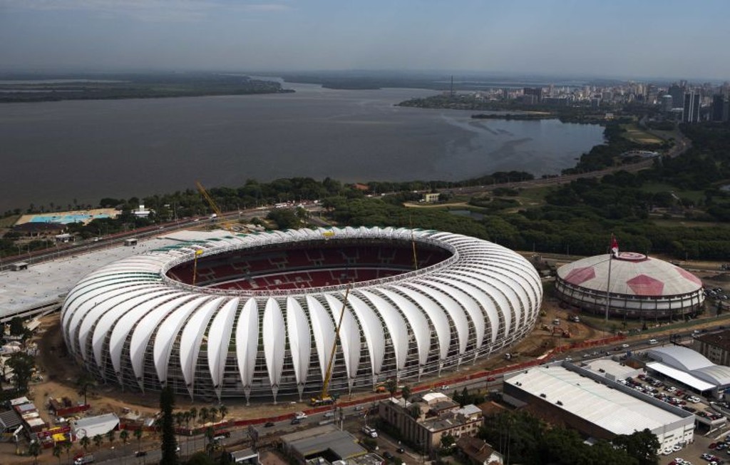 Estádio Beira-Rio está pronto, mas polêmica das estruturas temporárias tumultua a preparação de Porto Alegre para a Copa