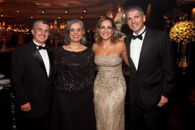 O primeiro casal do Clube Curitibano, Andrea e José Antonio Baggio Pereira (direita) com Euclides e Luciana Gusi, ele 2º vice-presidente | 
