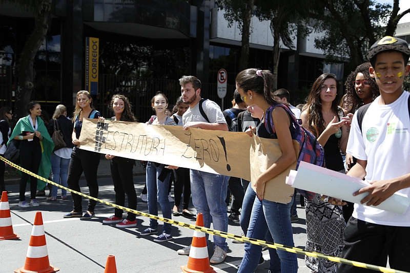 Fluxo chegou a ser bloqueado pelos estudantes em frente ao Instituto, na Rua João Negrão, perto da cede central dos Correios | Henry Milleo / Agência de Notícias Gazeta do Povo