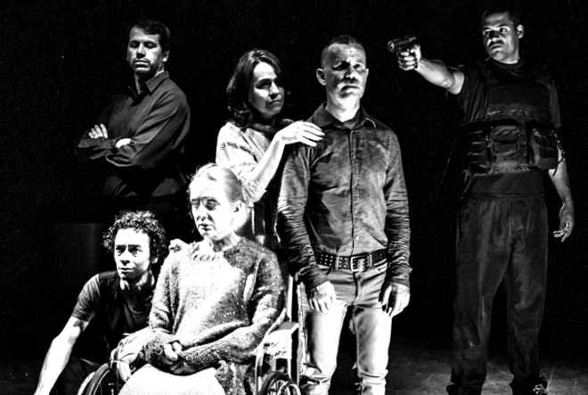 Tumba de Cães, de Letizia, aborda os conflitos de uma família em meio à guerra |