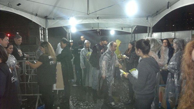Fãs na entrada do show |