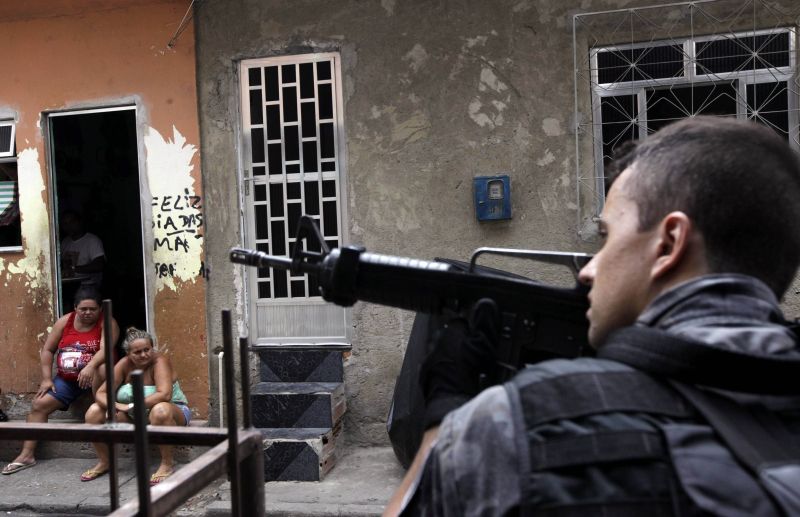 Alguns soldados já procuravam por armas ontem | Ricardo Moraes/Reuters