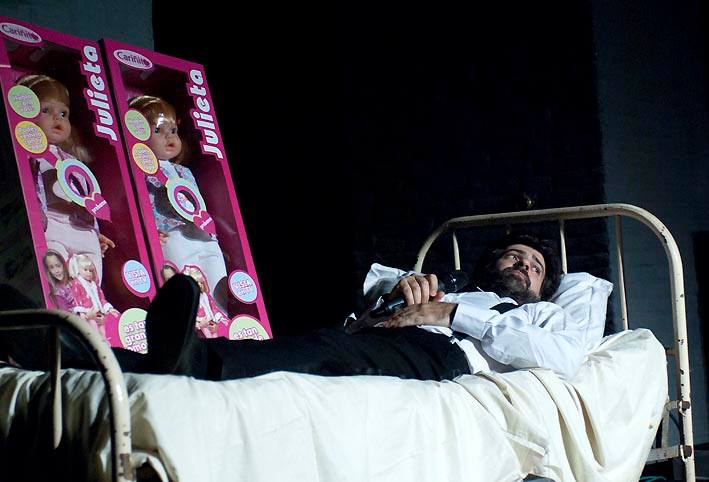 O argentino Rafael Spregelburd atua no monólogo escrito por ele, com influências pop | Divulgação