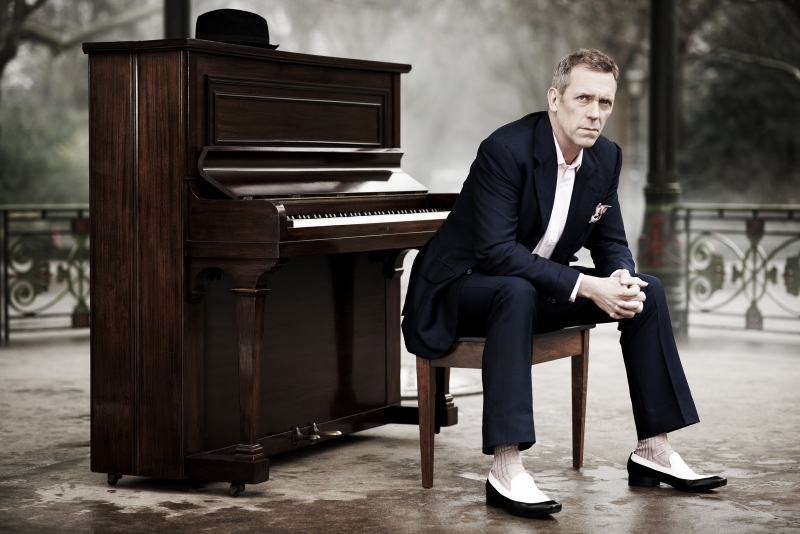 Além de atuar, Hugh Laurie canta, compõe, toca guitarra e piano e já lançou um livro | Divulgação