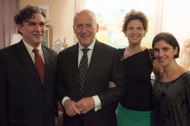 O pré-lançamento do Mia Cara Curitiba 2014, com jantar para o Cônsul da Itália, Enrico Mora, na casa de João e Regina Casillo, quinta-feira, teve grande presença do corpo consular. Na foto, o presidente da Fundação Cultural, Marcos Cordiolli (à esq.), e Lucia Casillo Malucelli, diretora do Solar do Rosário e organizadora do evento (à dir.), ladeiam Enrico Mora e sua mulher, Jorgelina |