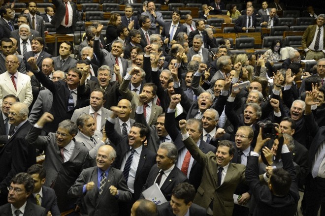 Deputados comemoram criação de comissão para investigar a Petrobras, numa derrota do Planalto imposta pelos aliados | Valter Campanato/ABr