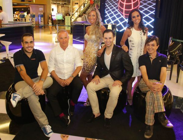 Os anfitriões Marquinhos Slaviero, Daniel Katz, Daniel Casagrande, Luiz Maganhoto (a partir da esquerda) e Izaura Hillani (de vestido dourado) com a gerente de marketing do Park Shopping Barigüi, Silvia Pires Omairy, na abertura da segunda edição da Party at The Mall, ontem à noite | Naideron Jr.