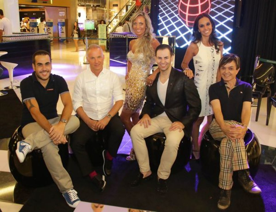 Os anfitriões Marquinhos Slaviero, Daniel Katz, Daniel Casagrande, Luiz Maganhoto (a partir da esquerda) e Izaura Hillani (de vestido dourado) com a gerente de marketing do Park Shopping Barigüi, Silvia Pires Omairy, na abertura da segunda edição da Party at The Mall, ontem à noite | Naideron Jr.