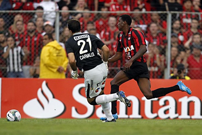 Douglas Coutinho perdeu ótima chance de gol ao tentar driblar o goleiro e sair com bola e tudo |