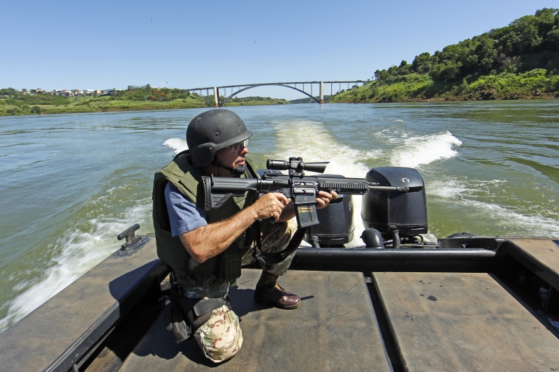 O policial Celso Calore, do Nepom de Foz do Iguaçu, já foi recebido à bala diversas vezes em operações de repressão ao contrabando na fronteira com o Paraguai | Albari Rosa/ Gazeta do Povo