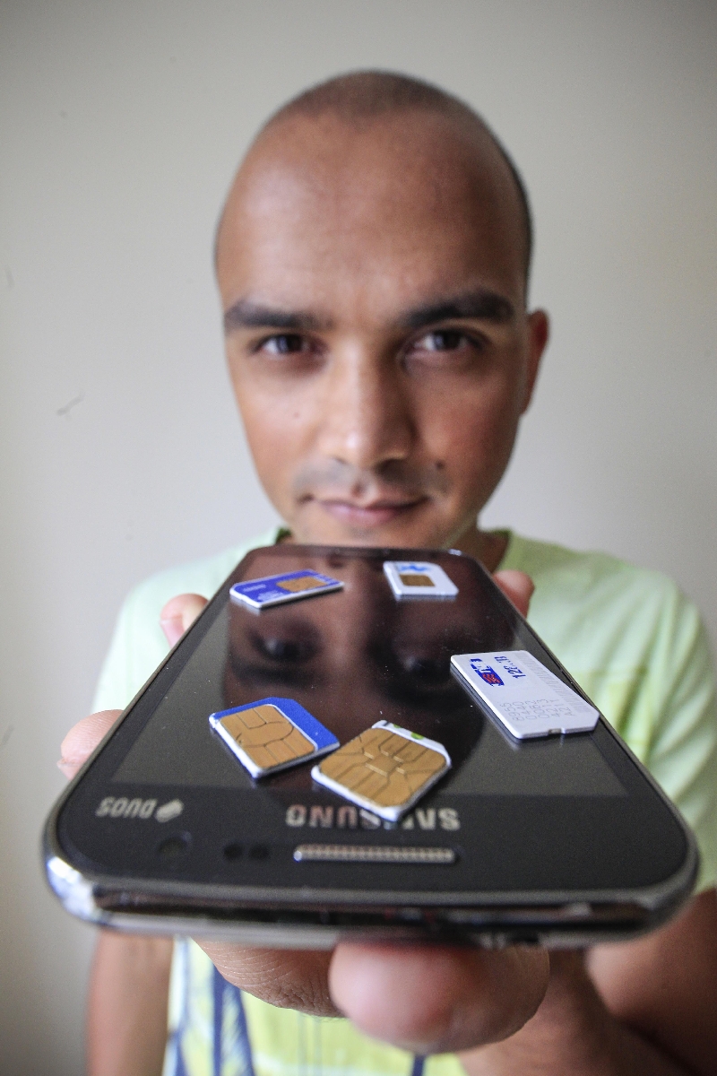 Leônidas dos Santos: três números diferentes para atender a noiva, amigos e parentes | Daniel Castellano/ Gazeta do Povo