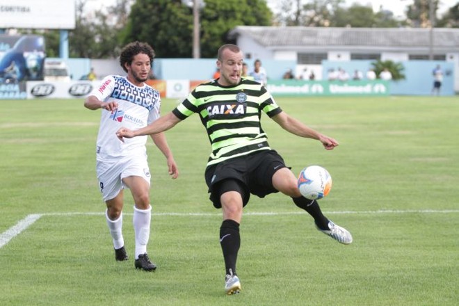 Arthur observa o coxa Chico na vitória do Londrina |