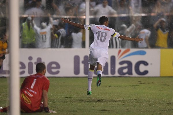 Stéfano Yuri comemora o terceiro gol do Santos, na vitória sobre o Penapolense | Lucas Baptista / Folhapress