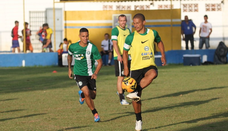 Alex domina a bola durante treino do Coritiba no Mato Grosso do Sul: vitória por dois gols de diferença elimina o jogo de volta | Saul Schramm/ Jornal O Estado MS
