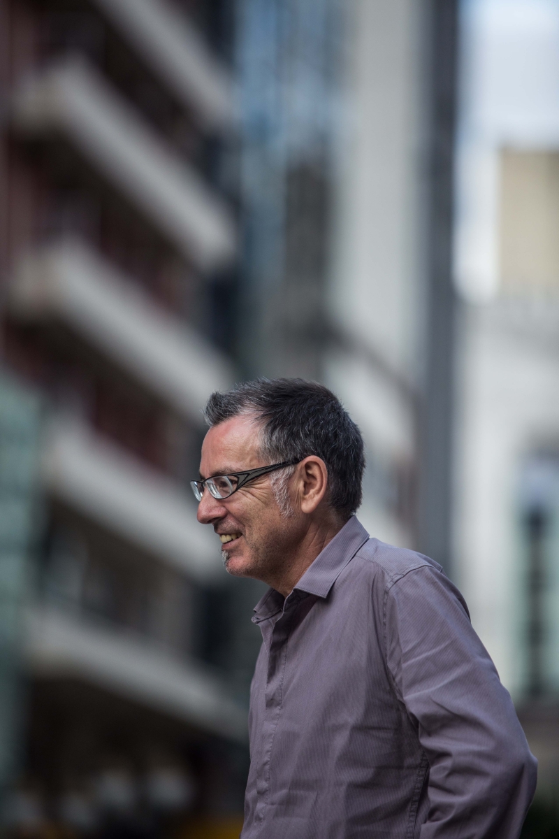 O francês Guy Tapie na Rua XV, em Curitiba: descrença nos efeitos da Copa, crença no Parque Barigui | Brunno Covello/ Gazeta do Povo