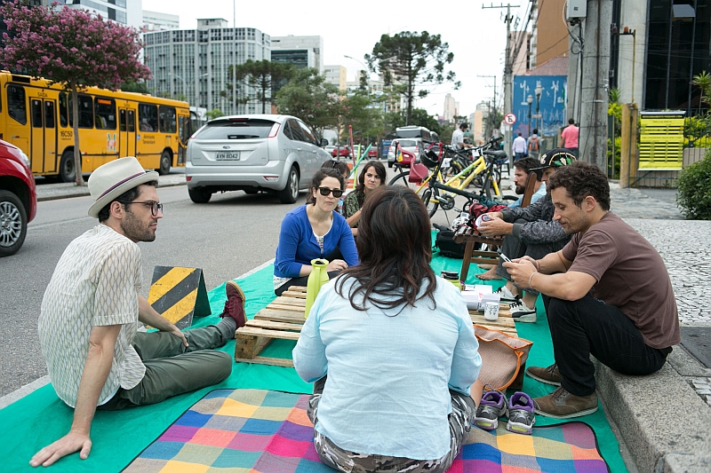 Manifestantes reivindicam por mais espaço para ciclistas e pedestres na Avenida Cândido de Abreu, no Centro Cívico | Divulgação / Cicloiguaçu