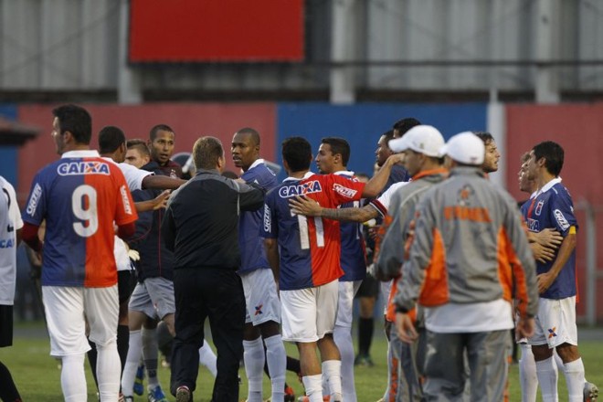 Confusão no gramado da Vila não demorou a ser controlada por jogadores mais pacíficos | 