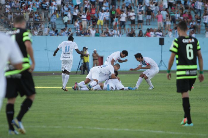 Jogadores do Londrina comemoram gol de Arthur diante do Coritiba | Roberto Custódio / Jornal de Londrina