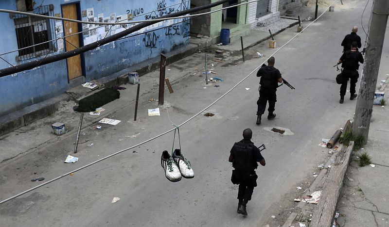 Policiais fazem o patrulhamento nas 16 favelas que compõem o Complexo da Maré | REUTERS/Ricardo Moraes