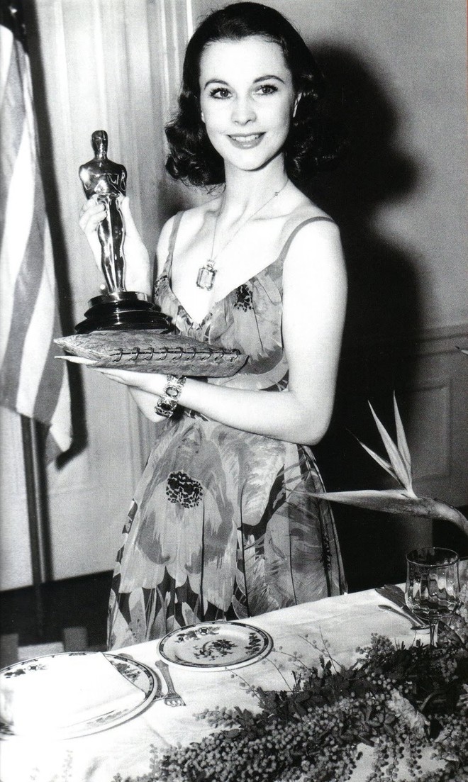 Vivien Leigh recebe seu primeiro Oscar, por ...E o Vento Levou, em 1940 |