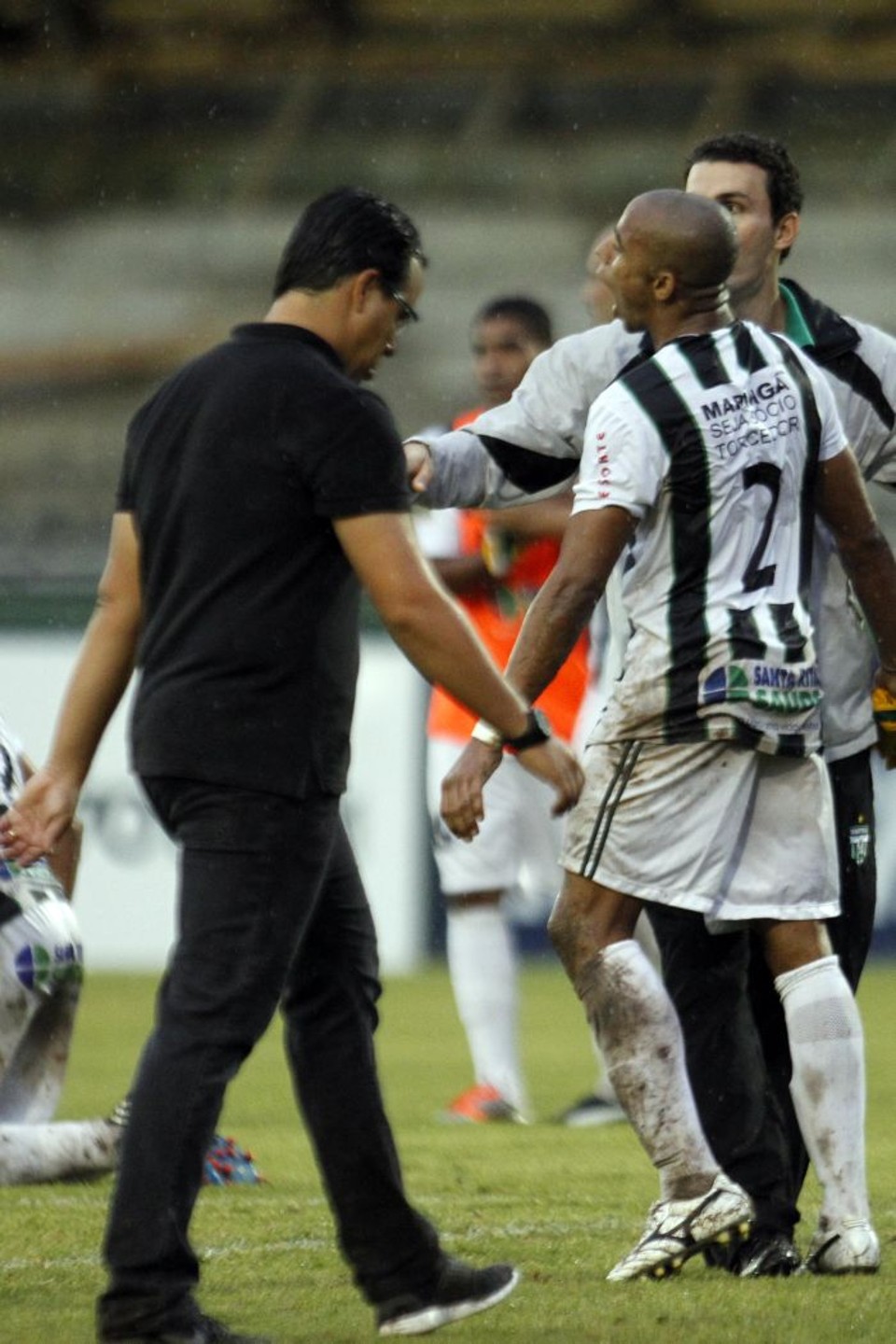 Lateral Reginaldo, do Maringá, comemora a classificação à final na saída do técnico do Coritiba, Dado Cavalcanti | Albari Rosa / Gazeta do Povo