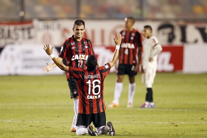 Paulinho Dias corre para comemorar com Natanael o gol marcado por Éderson | 