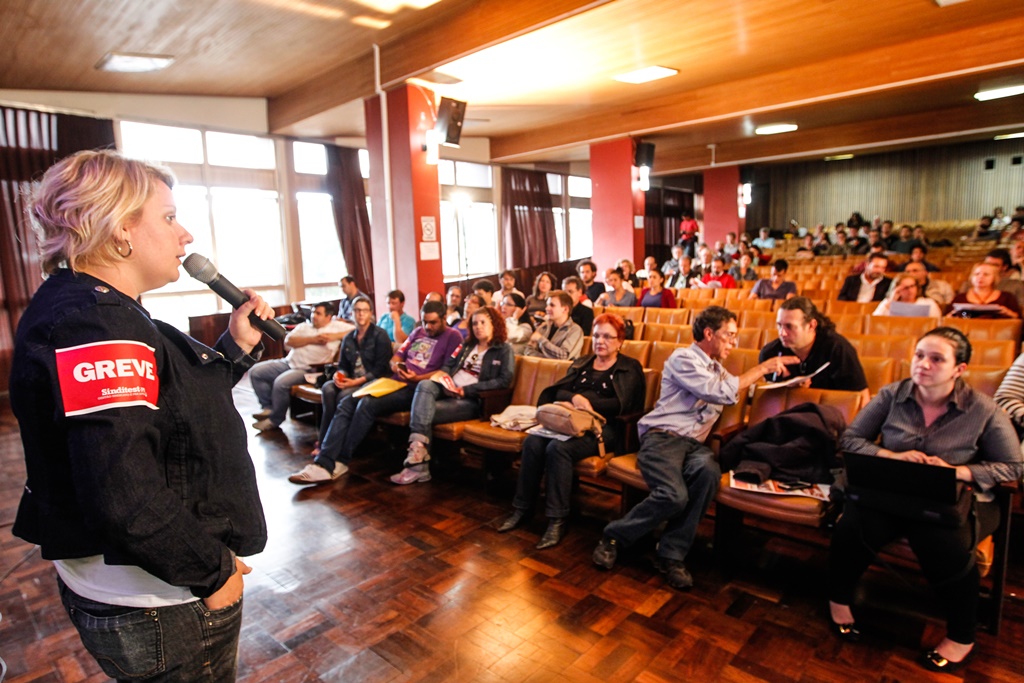 Assembleia dos professores da UFPR teve 90 votos contra a greve e 60 favoráveis à paralisação. | Brunno Covello / Gazeta do Povo