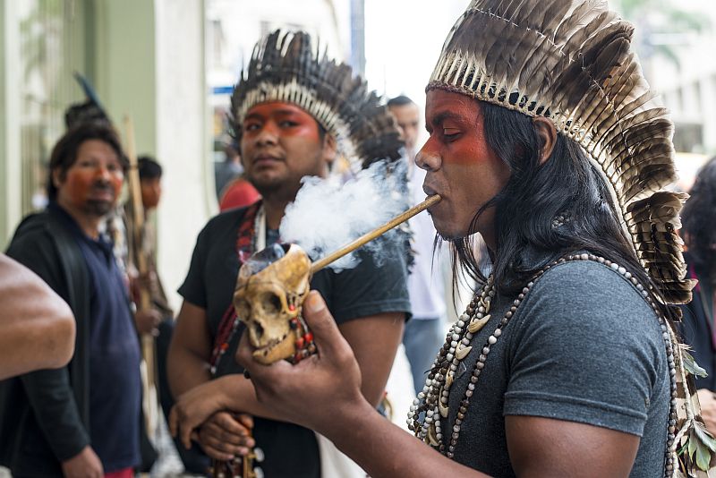 Índios de tribos no litoral paulista fazem protesto em Curitiba | Henry Milleo / Agência de Notícias Gazeta do Povo