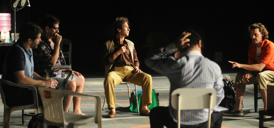 "Conselho de Classe" e seu cenário amplo, que simula um ginásio de escola, foram premiados. | Divulgação