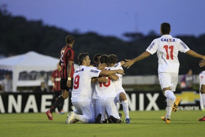 Jogadores do Paraná celebram gol da equipe aos 8 minutos do primeiro tempo. | 