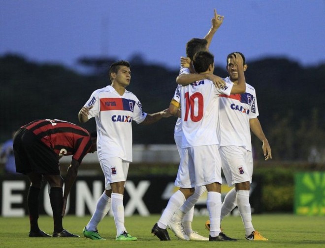 Jogadores do Paraná celebram gol de Lúcio Flávio aos 8 minutos do primeiro tempo. |