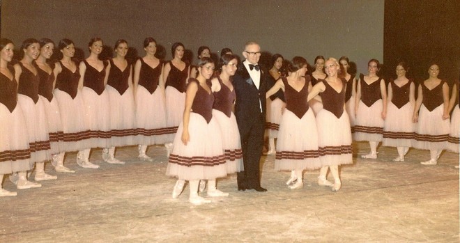 Tadeu Morozowicz, ao lado de bailarinas, em espetáculo comemorativo aos 50 anos da escola de ballet por ele criada |