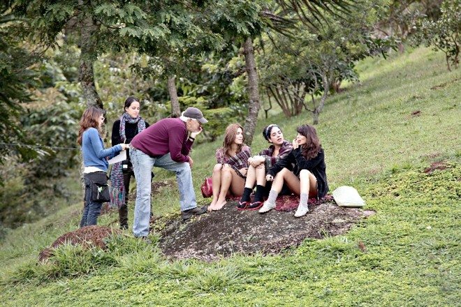 O elenco de Entre Nós passou 15 dias hospedado na casa que serviu de locação para o filme. Lá, houve a recriação de situações que os personagens enfrentam no roteiro |
