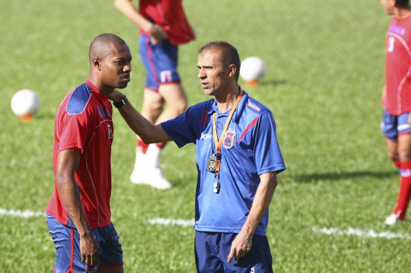 O técnico Milton Mendes conversa com o zagueiro Brinner no treino da tarde desta sexta-feira na Vila Capanema | André Rodrigues / Gazeta do Povo