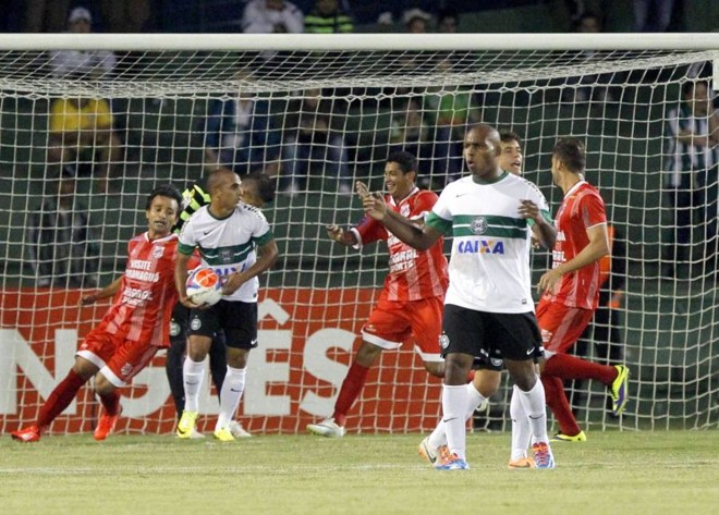 Após o gol do Rio Branco, volante alviverde Gil pega a bola e zagueiro Luccas Claro lamenta |
