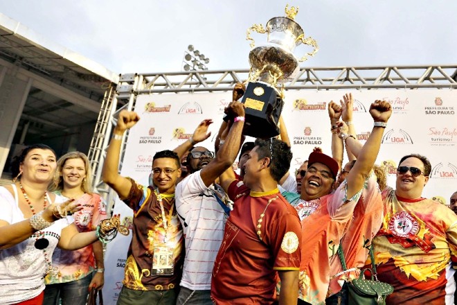 Dirigentes da escola levantaram o troféu do tricampeonato |