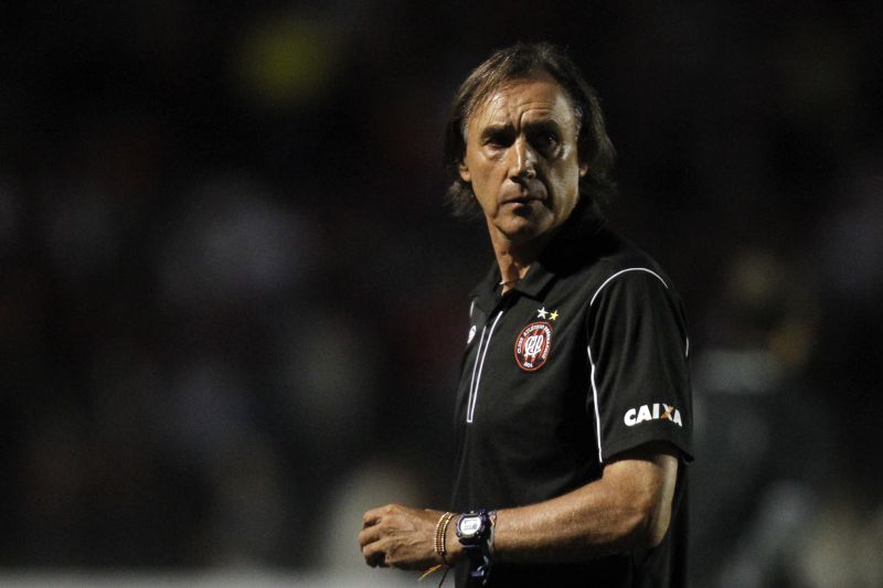 O técnico Miguel Ángel Portugal durante a vitória do Furacão sobre o Universitario | Albari Rosa / Gazeta do Povo