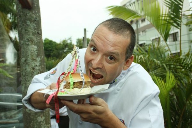Na estreia do Domingo do Bonfim, no Bar +55, o chef Alexandre Bressanelli mostra sua criação para a feira gastronômica, o Burguer Lapeando |