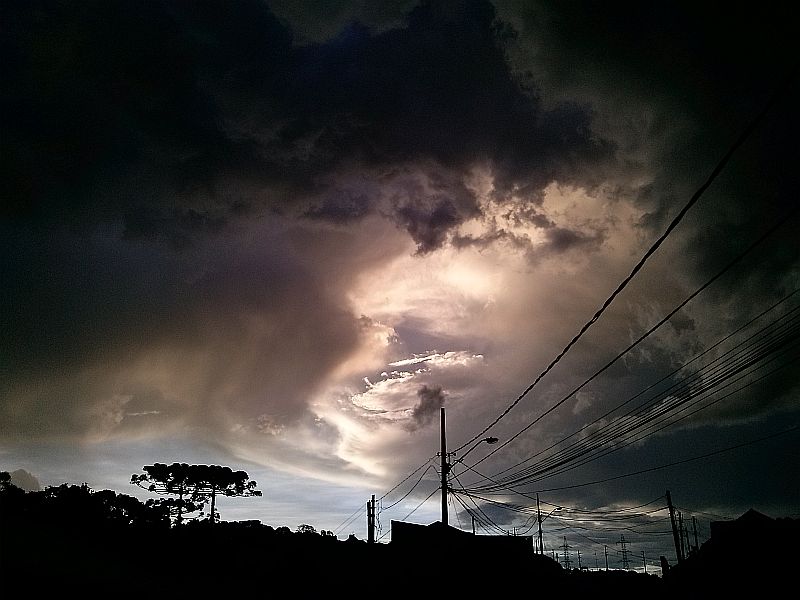 Por volta das 18h30 o céu escureceu sobre o bairro da Barreirinha. Não estão descartadas chuvas como a que caiu no final da tarde desta segunda-feira (17) ao longo da semana. | Daniel Castellano/Agência de Notícias Gazeta do Povo