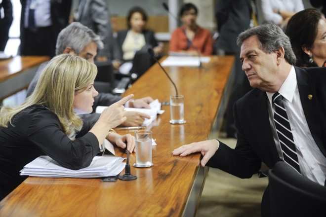 Gleisi conversa com senador na Comissão de Assuntos Econômicos do Senado: nos próximos dias, um terceiro empréstimo deve chegar à Casa |