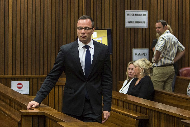 Pistorius chega ao fórum para a terceira semana do julgamento pelo assassinato da namorada Reeva Steenkamp. A mãe da vítima é a segunda à esquerda | Daniel Born / Reuters
