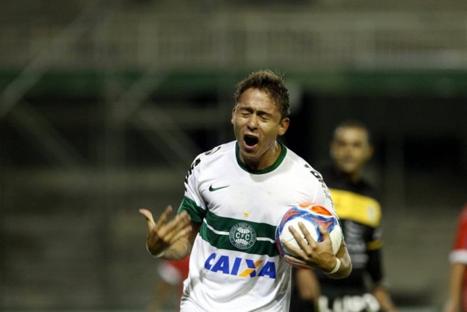 Keirrison vibrou muito com seu segundo gol no Paranaense |