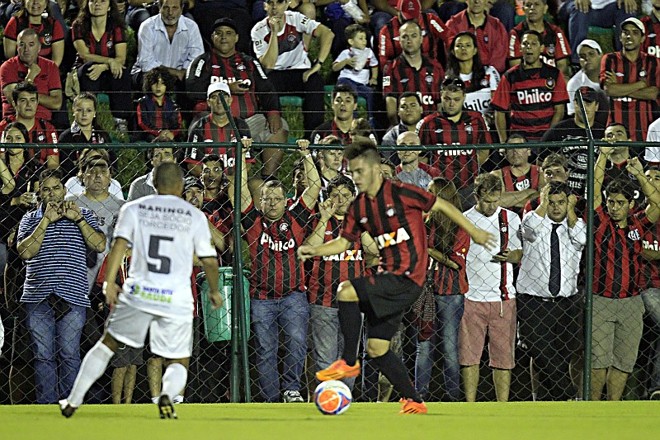 Nathan tenta jogada pela ponta direita |