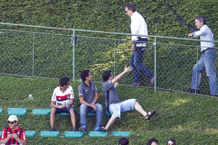 Torcedores falam com o técnico do Atlético, Miguel Ángel Portugal, antes da partida do sub-23, e pedem mais chances para o atacante Adriano | Albari Rosa/Gazeta do Povo