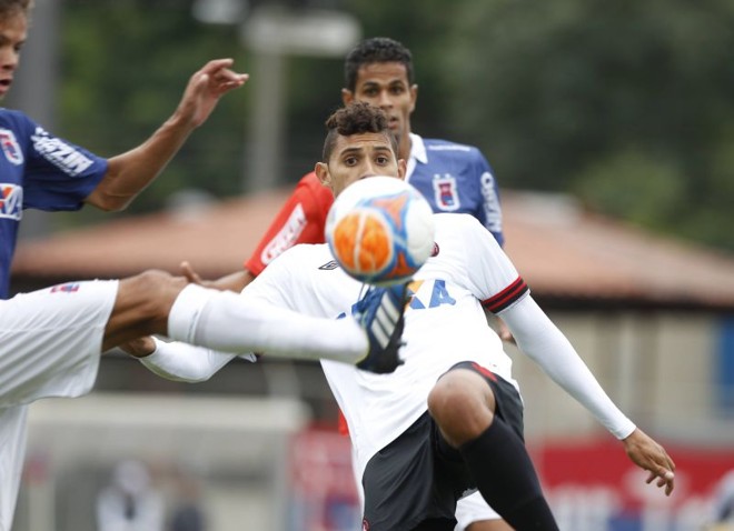 Atacante atleticano Crislan tenta chegar antes na dividida | 