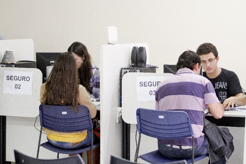 Com o fim do contrato de terceirizados, postos de atendimento ficaram com pouco pessoal | Roberto Custodio/ Gazeta do Povo