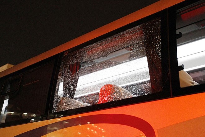 Ônibus atleticano foi apedrejado no caminho até o Monumental | 