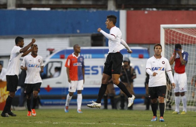 Crislan dá um salto para comemorar a classificação atleticana para as semifinais | 
